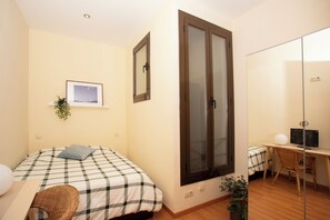 2 bedrooms, iron/ironing board, internet, bed sheets