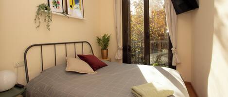 2 bedrooms, iron/ironing board, internet, bed sheets