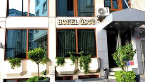 A building with a sign reading "HOTEL ÖNCÜ". There are potted plants in front of the entrance. - Hotel Öncü (İstanbul)