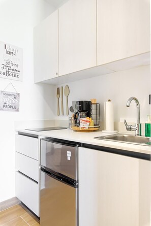 Superior Studio, Balcony, Pool View | Private kitchenette