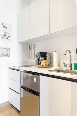 Superior Studio, Balcony, Pool View | Private kitchenette