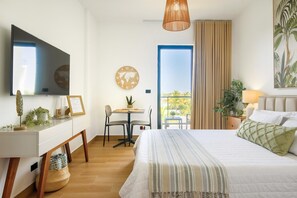 Studio Superior - balkong - utsikt mot poolen | Strykjärn/strykbräda och gratis wi-fi