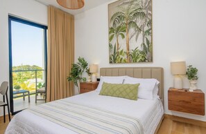 Estúdio superior, sacada, vista para a piscina | Ferros/tábuas de passar roupa, Wi-Fi de cortesia