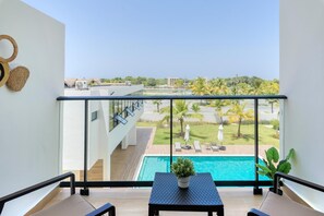 Estúdio superior, sacada, vista para a piscina | Vista da sacada