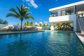 Piscina externa, funciona das 9h às 18h, guarda-sóis, espreguiçadeiras
