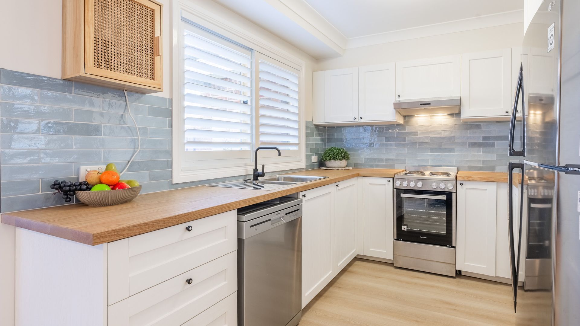 ثلاجة، ميكروويف، فرن، موقد طهي مسطح