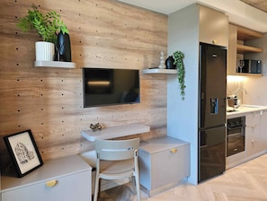 Appartement | Coin séjour | TV connectée de 50 pouces avec chaînes par satellite, Netflix
