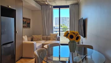 デラックス アパートメント | 専用キッチン | 冷蔵庫、電子レンジ、オーブン、コーヒー / ティーメーカー