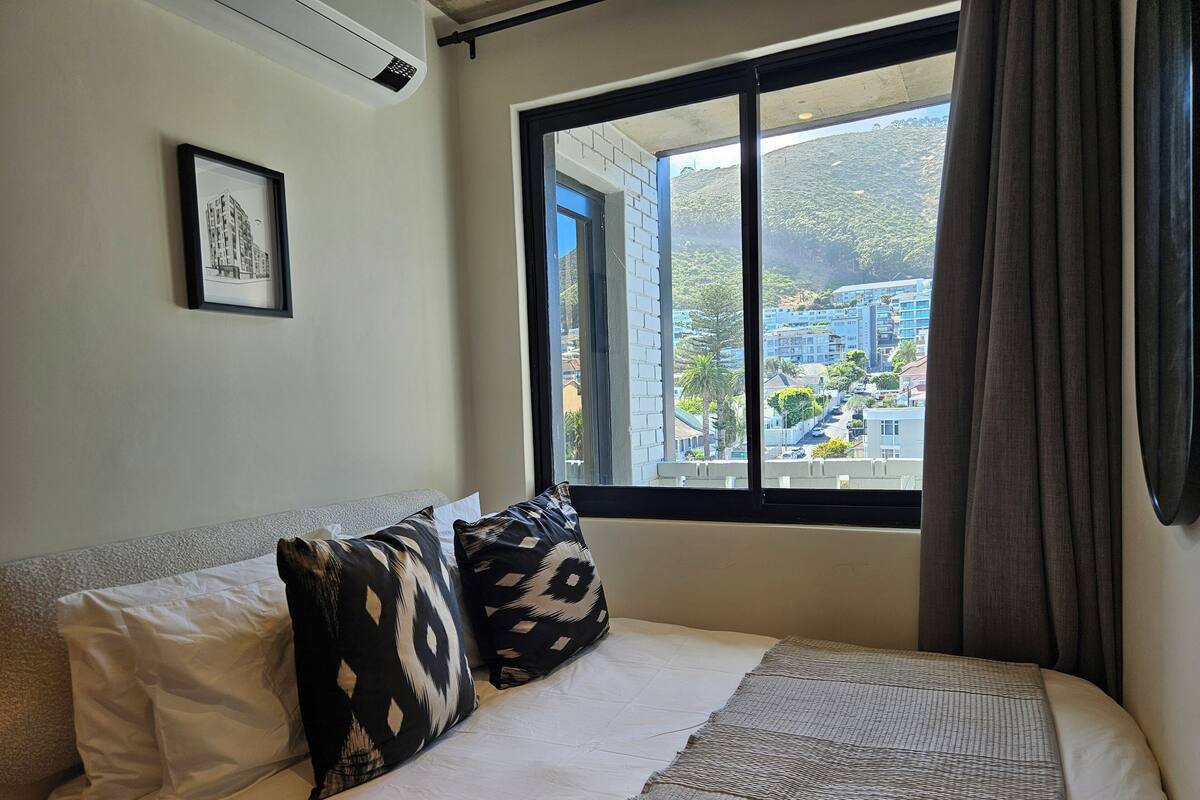 Compact One Bedroom | In-room safe, laptop workspace, iron/ironing board, travel crib