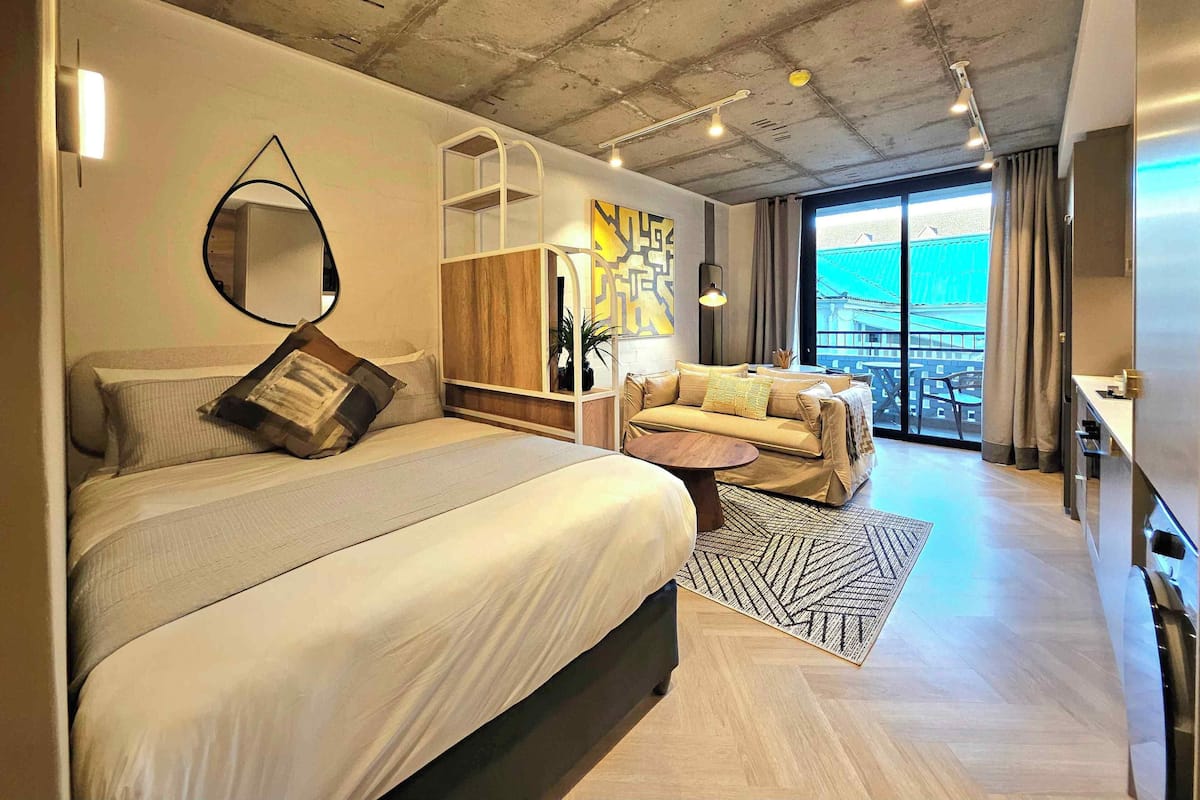 Studio | In-room safe, laptop workspace, iron/ironing board, travel crib