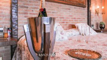 Een kluis op de kamer, een bureau, een strijkplank/strijkijzer