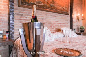 1 Schlafzimmer, Zimmersafe, Schreibtisch, Bügeleisen/Bügelbrett