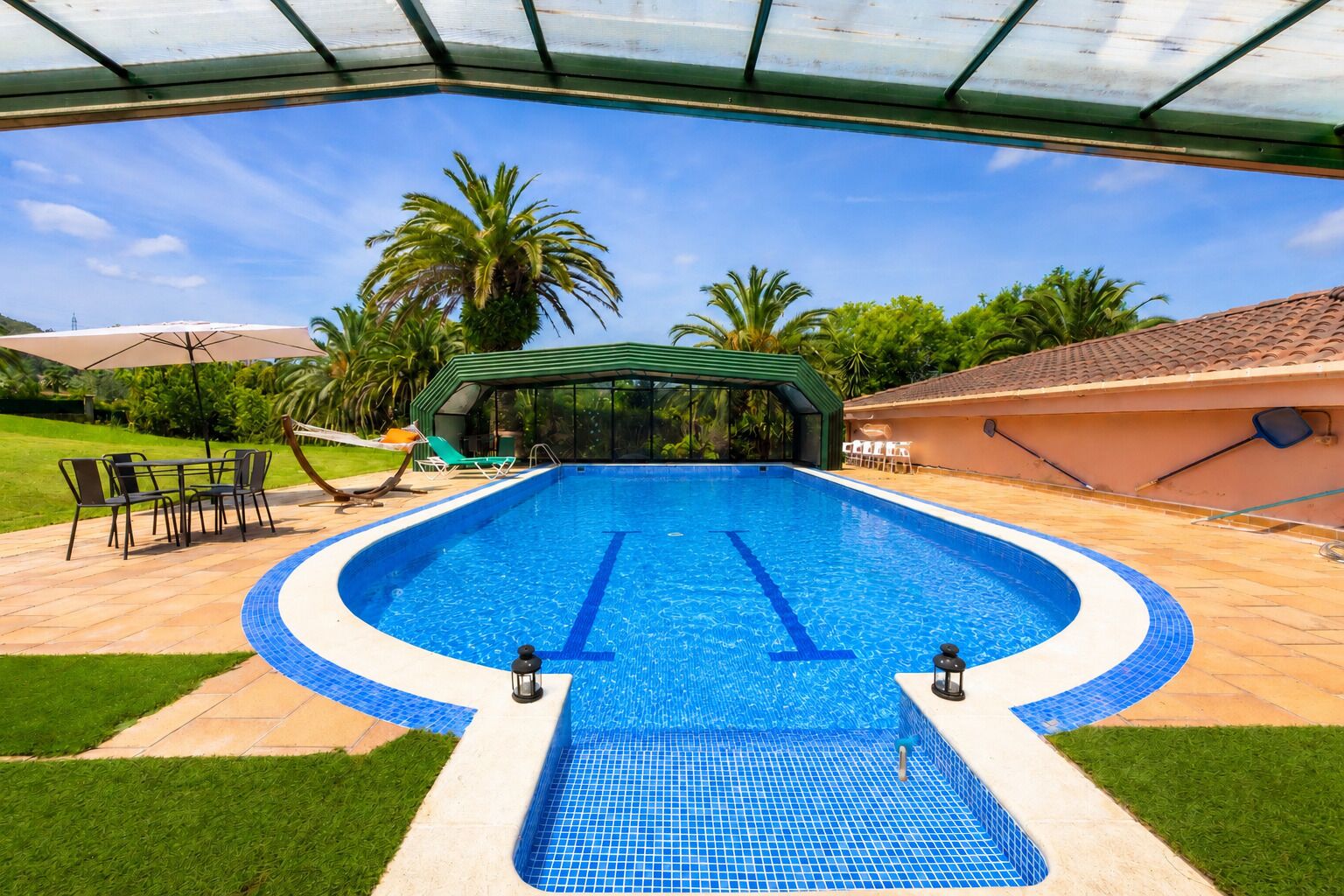 Una piscina cubierta, una piscina al aire libre