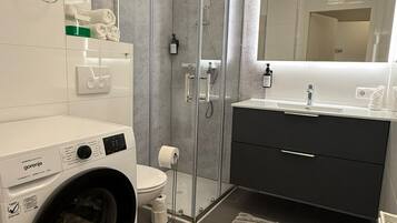 Dusche, Haartrockner, Handtücher, Seife