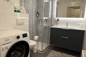 Dusche, Haartrockner, Handtücher, Seife