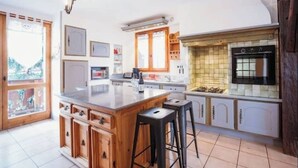 Microwave, oven, stovetop, dishwasher - 4-bedroom chalet with jacuzzi and sauna (La Plagne Tarentaise)