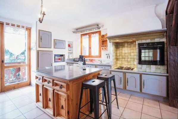 ميكروويف، فرن، موقد طهي مسطح، غسالة أطباق