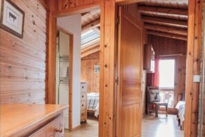 4 bedrooms, WiFi, bed sheets