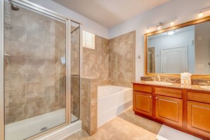 Shower, hair dryer, towels, shampoo - Family condo w/ resort access near the parks (Davenport)