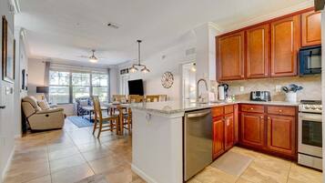 Geladeira, micro-ondas, fogão, cooktop