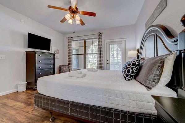 3 bedrooms, desk, travel crib, WiFi