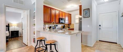 Køleskab, mikrobølgeovn, ovn, kogeplade