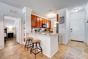 Fridge, microwave, oven, stovetop - Sunny Vacation Condo in Davenport (Davenport)