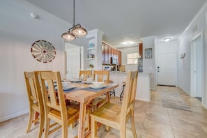Dining - Family condo w/ resort access near the parks (Davenport)