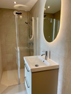Shower, hair dryer, towels, soap - Studio with private terrace, great views and stylish interior in Vipava Valley (Nova Gorica)