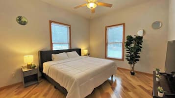 3 bedrooms, desk, travel crib, WiFi