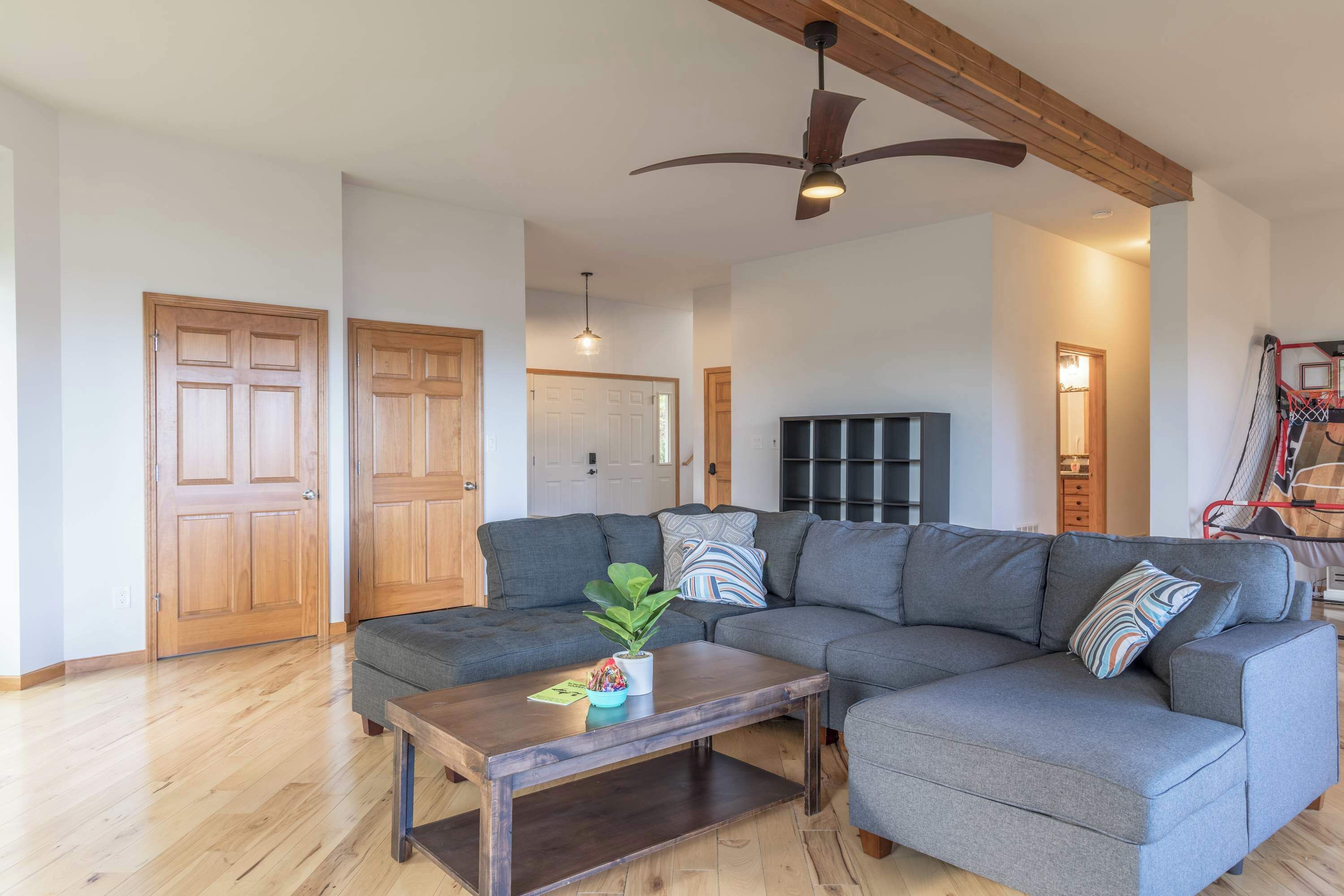 テレビ、テレビゲーム、書庫、書斎 / ワークスペース