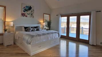Desk, travel crib, WiFi, bed sheets