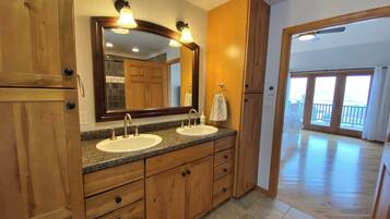 Dusche, Haartrockner, HandtĂŒcher