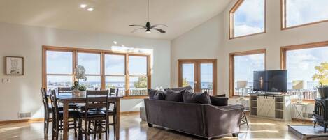 Fernseher, Videospiele, Bücher, Arbeitsbereiche