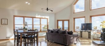 Fall Colors Getaway | Walk to Downtown & Ferry