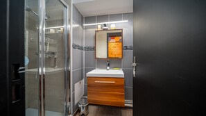 Shower - Beautifully renovated studio apartment, sleeps 4, mountain view (Allos)