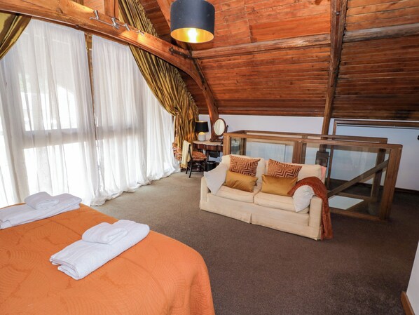 Una habitación con una cama, un sofá y un escritorio.