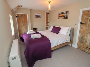 2 Schlafzimmer, individuell dekoriert, individuell eingerichtet