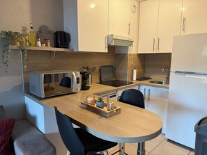 Fridge, microwave, oven, stovetop - Cosy T2 apartment close to amenities and the sea (Fréjus)