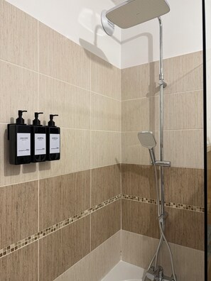 Secadora de cabello, toallas, jabón, papel de baño 