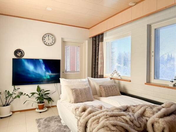 Desk, WiFi, bed sheets