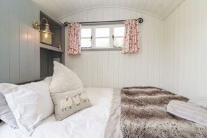 1 bedroom, individually decorated, individually furnished, free WiFi - The Shepherds Hut (Chippenham)