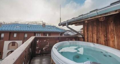 Ski chalet with jacuzzi, 20 m from ski lifts