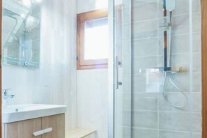 Douche, sèche-cheveux, serviettes fournies, savon
