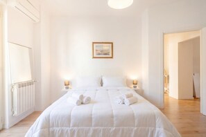 4 bedrooms, travel crib