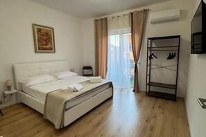 4 bedrooms, travel cot