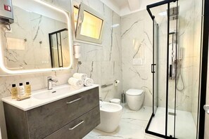 Shower, bidet, towels, shampoo