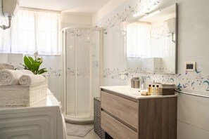 Douche, bidet, serviettes fournies, shampooing