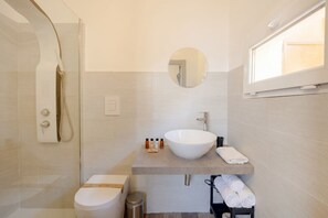 Shower, bidet, towels, shampoo