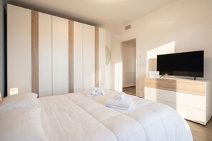 2 habitaciones, escritorio y tabla de planchar con plancha 